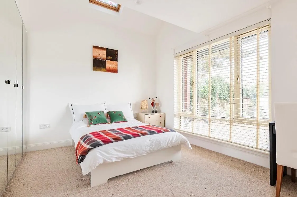 Double Bedroom With Private Toilet And Shower, Easy To City Center Dublin