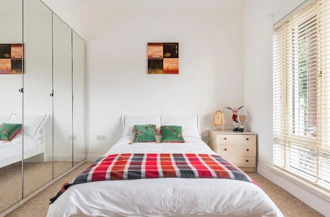 Double Bedroom With Private Toilet And Shower, Easy To City Center Dublin Homestay