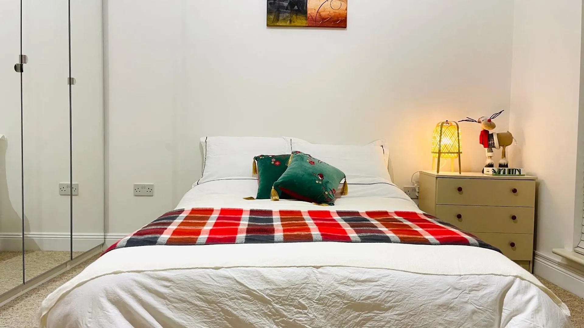 Double Bedroom With Private Toilet And Shower, Easy To City Center Dublin Homestay