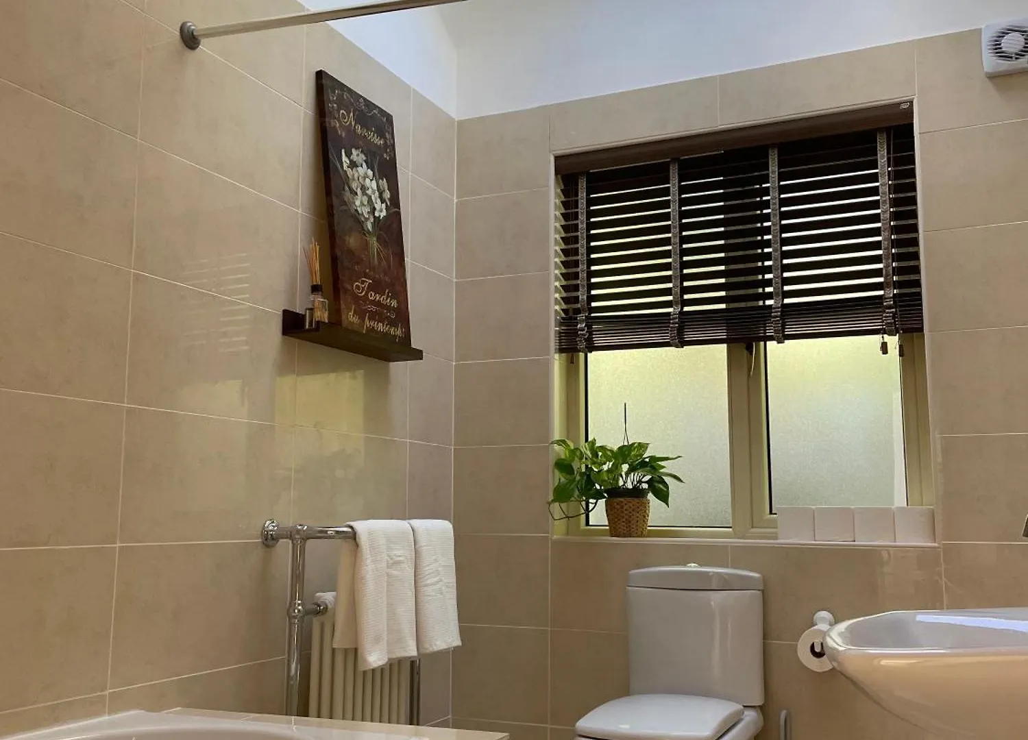 Homestay Double Bedroom With Private Toilet And Shower, Easy To City Center Dublin